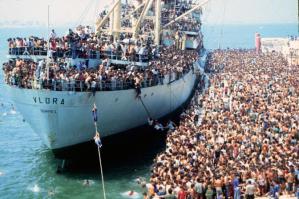BARI - 1991 agosto 1991  LO SBARCO DELLA MOTONAVE VLORA CARICA DI CLANDESTINI ALBANESI -   La nave vlora in porto - foto Arcieri - Quaranta
